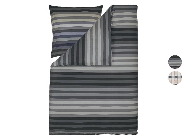 Gestreifte Bettwäsche in Grautönen, mit Kissenbezug und gefalteter Bettdecke.
