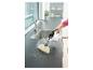 Handdampfreiniger reinigt eine Küchenarbeitsplatte mit Spüle und Wasserhahn.
