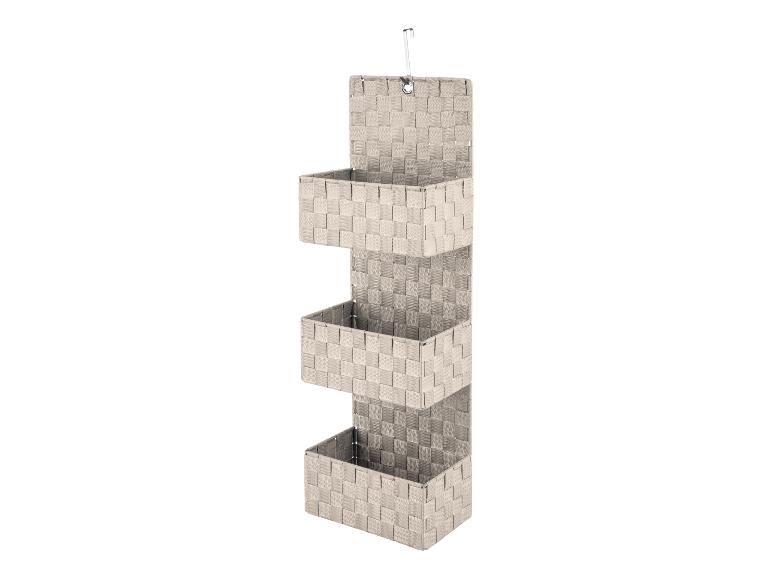 Beige Wandorganizer mit drei geflochtenen Körben.