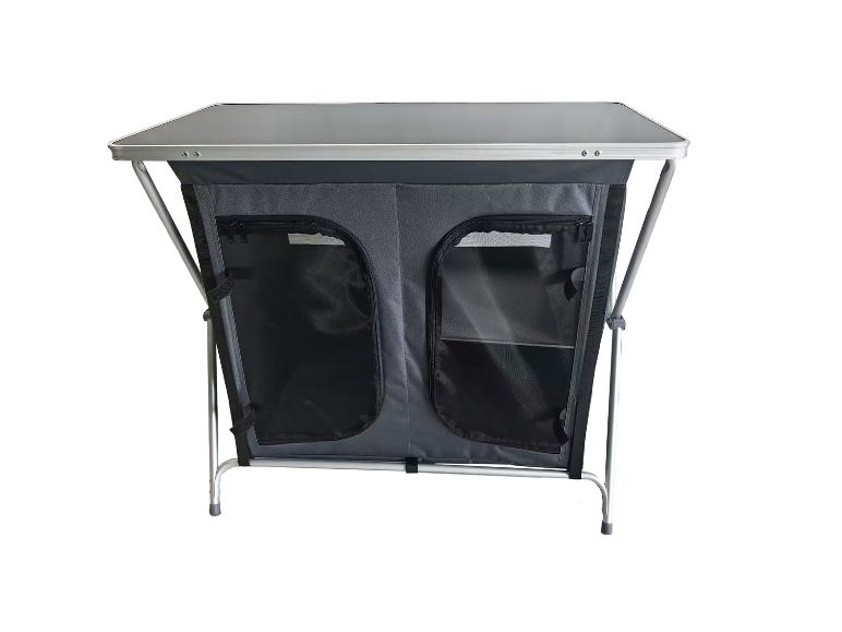 Klappbarer Campingtisch mit Stauraum und Taschen