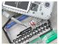 Elektronik-Reparaturwerkzeugset mit offenem Smartphone und Akku.