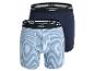 Zwei Paar Boxershorts von Mexx, eine gestreift und eine unifarben blau.