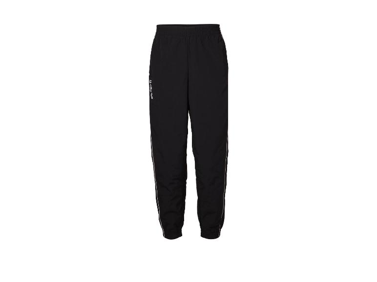 Schwarze Jogginghose mit weißem Schriftzug am linken Bein.