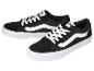 Ein Paar schwarze Sneaker mit weißen Seitenstreifen und weißen Schnürsenkeln.