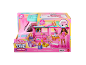 Rosa Spielzeug-Wohnmobil mit Figuren und Zubehör in der Verpackung.
