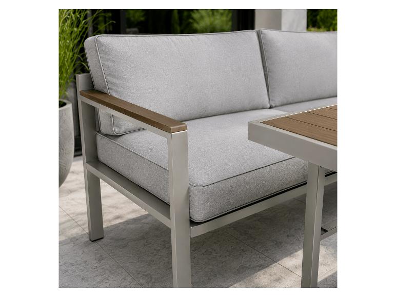 Graues Gartensofa mit Holzarmlehnen und passendem Couchtisch auf einer Terrasse