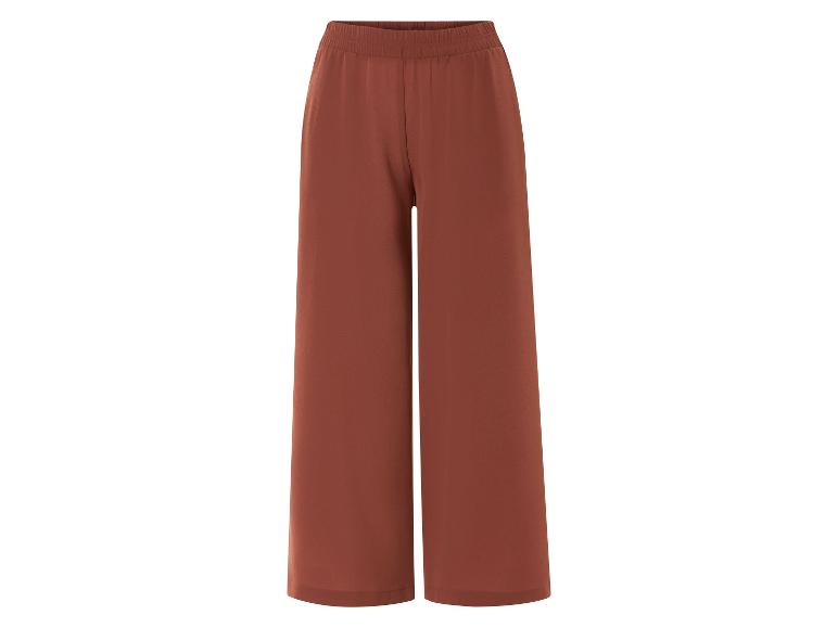 Weite, rotbraune Hose.