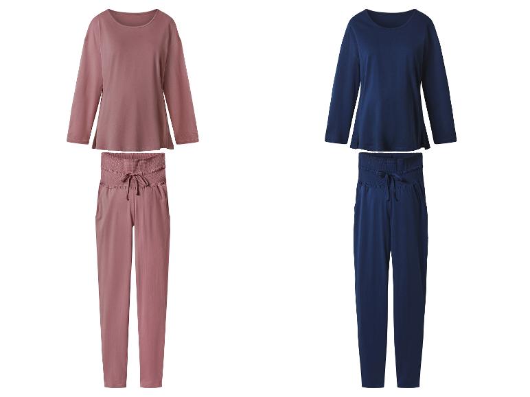 Zwei Pyjama-Sets, eines rosa-braun und eines dunkelblau, jeweils mit Langarmshirt und Hose.