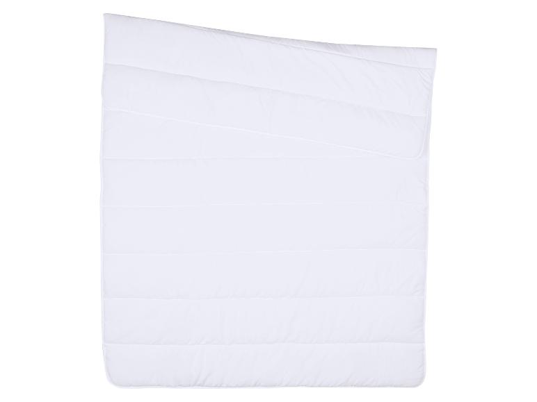 Weiße gesteppte Decke mit horizontalen und diagonalen Nähten