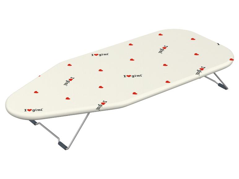 Ein weißes Bügelbrett mit roten Herzen und dem Schriftzug 'I love gimi'