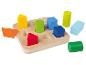 Hölzernes Lernspielzeug mit bunten Blöcken in Form von Quadraten, Rechtecken und Zylindern.