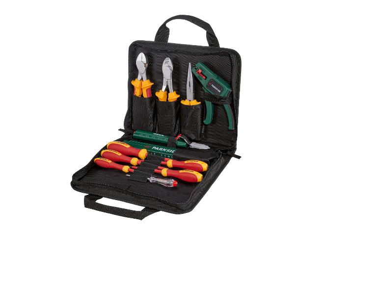 Offene schwarze Werkzeugtasche mit verschiedenen Schraubendrehern, Zangen und einem Abisolierer.