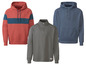 Drei Sweatshirts, darunter ein rotes mit blauem Streifen, ein graues mit Reißverschluss und ein blaues mit Knöpfen.