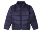 Eine dunkelblaue Winterjacke mit Reißverschluss.