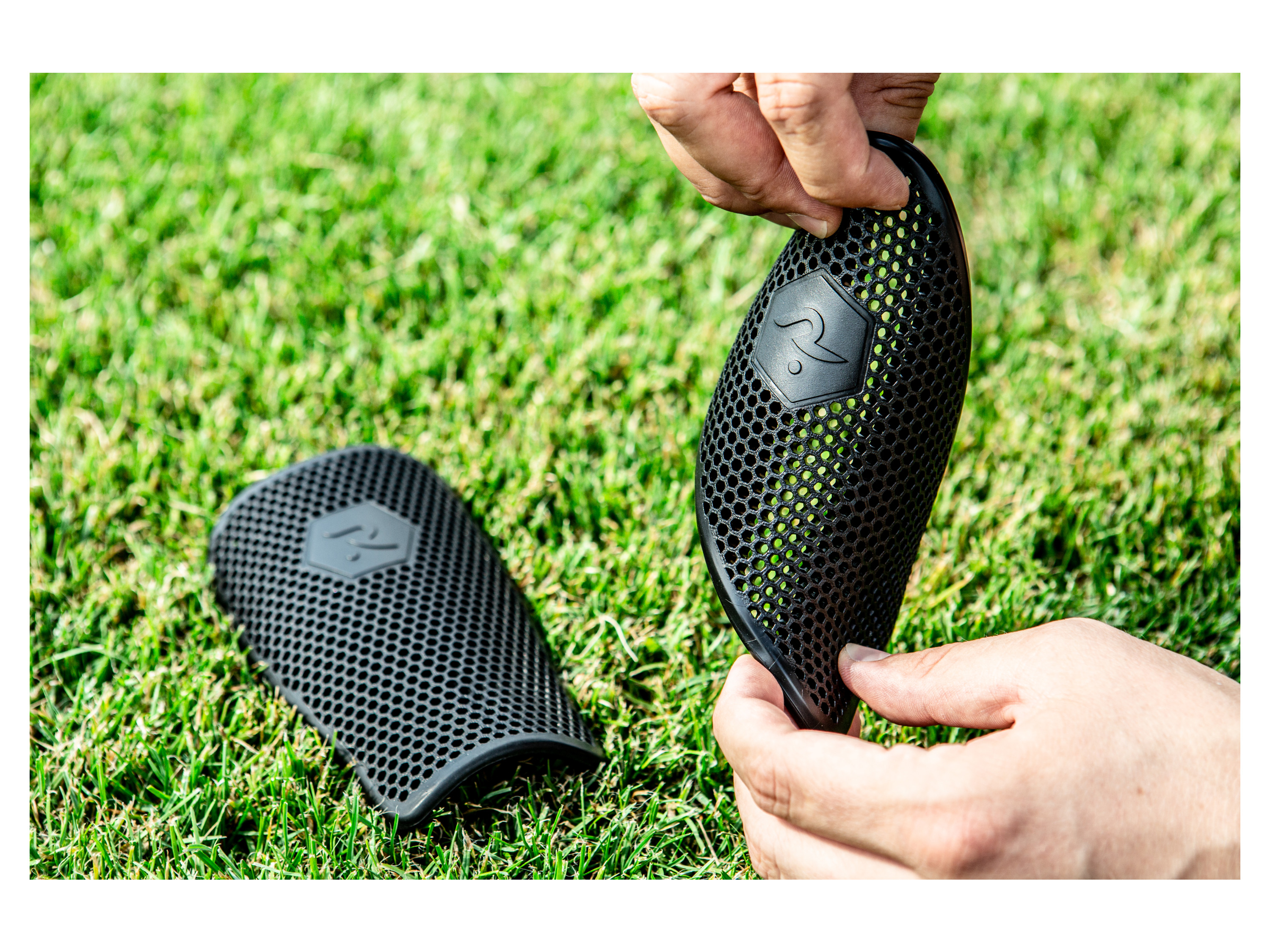 Thumbnail - ROCZ Kinder-Fußball-Schienbeinschoner (Schwarz, L)