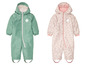 Zwei Baby-Ski-Anzüge, einer grün mit Schneeflocke, der andere mit Blumenmuster.