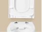 Weiße Toilettenschüssel mit hochgeklapptem Sitz und Deckel