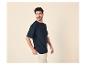 Mann in marineblauem T-Shirt und beiger Hose, schaut zur Seite.
