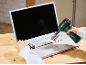 Akku-Gebläse reinigt Laptoptastatur, mit einer Gabel in der anderen Hand.