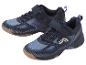 Ein Paar blaue Sportschuhe mit Mesh-Details und Klettverschluss.