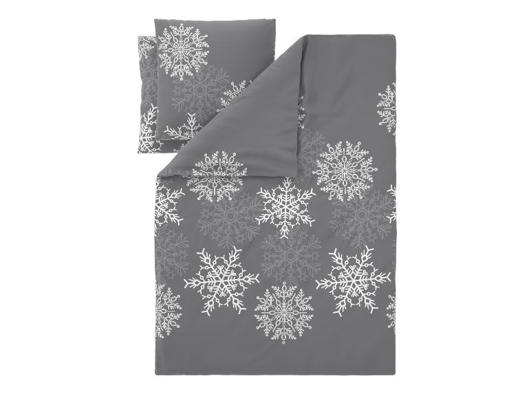 Graue Bettwäsche mit weißen Schneeflockenmustern.