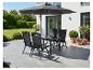 Graues Outdoor-Esszimmer-Set mit Sonnenschirm auf einer sonnigen Terrasse.