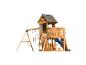 Holzspielplatz mit blauer Rutsche, Schaukeln und einem Spielhaus mit der Aufschrift „HAPPY“.
