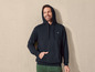Mann in einem dunkelblauen Hoodie mit kleinem Logo