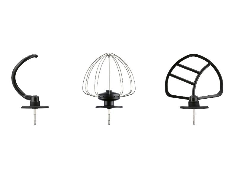 Drei Mixeraufsätze: Knethaken, Schneebesen und Flachrührer.