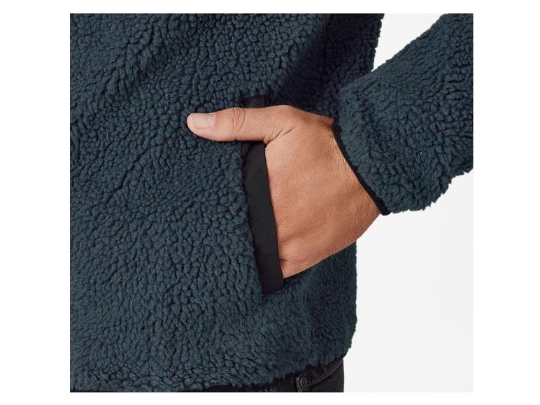 Ein dunkelgrünes Fleecejack mit einer Tasche