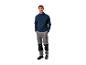 Mann in blauem Fleece-Sweatshirt und grauer Arbeitshose mit schwarzen Details