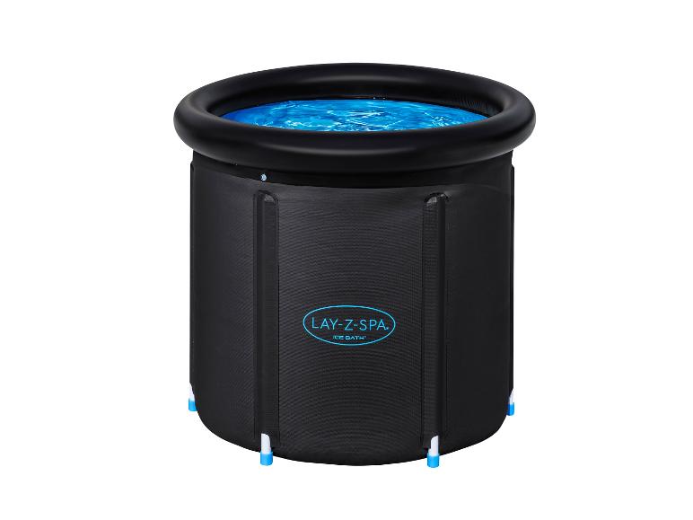 Schwarze tragbare Eisbadewanne mit blauem Wasser