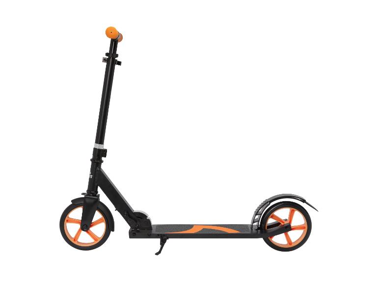 Schwarzer Roller mit orangefarbenen Akzenten und Rädern