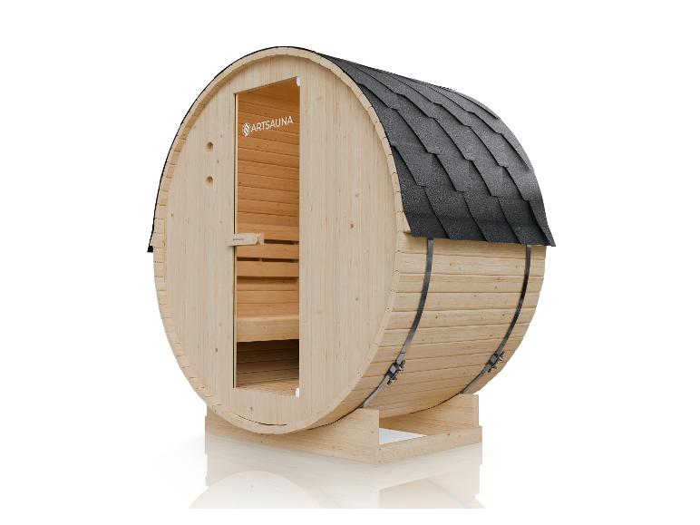 Hölzerne Fasssauna mit dunklem Schindeldach und Glastür.