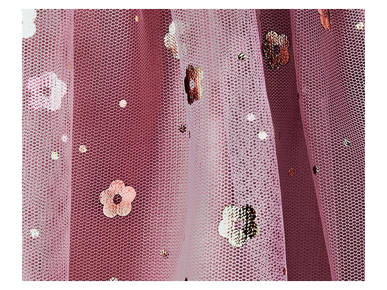Nahaufnahme eines rosa Netzstoffs mit Blumen- und Tupfenpailletten
