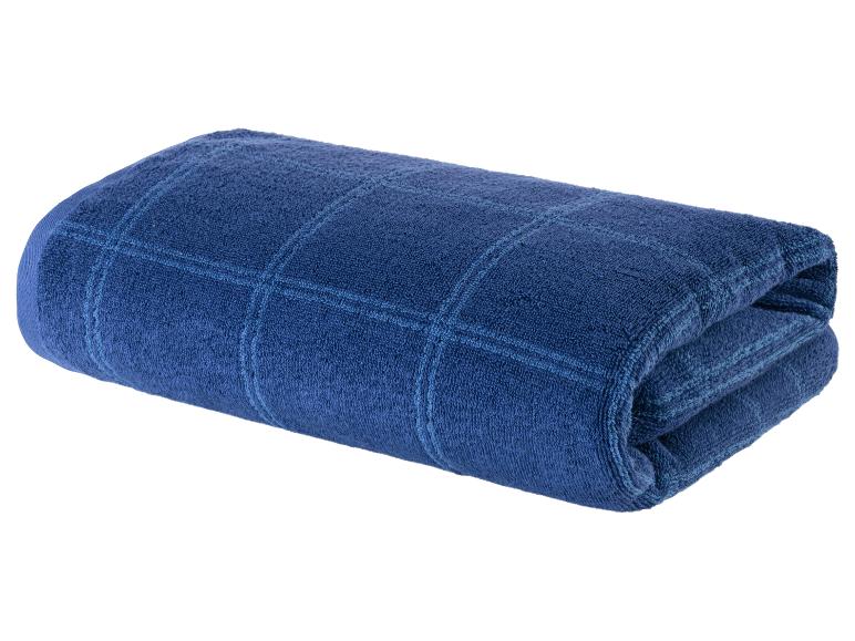 Dunkelblaues Badetuch, gerollt.