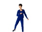Frau in einem blauen Sportanzug, bestehend aus einem Kapuzenpullover mit Reißverschluss und Jogginghose.