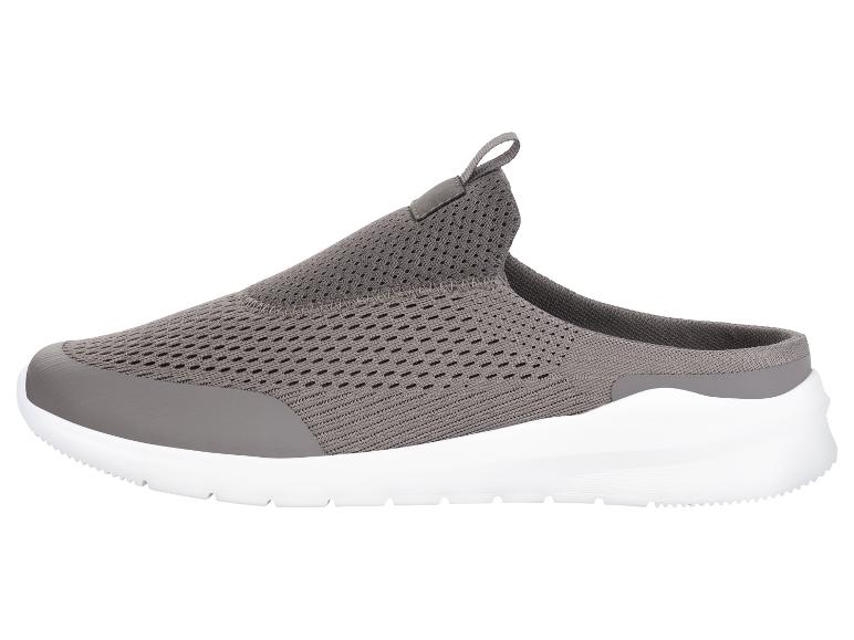 Graue Sportschlappen, lässiger Stil.