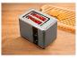 Toaster mit Digitalanzeige und zwei Scheiben Toast auf einem Holzbrett.