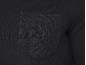 Nahaufnahme eines schwarzen gerippten Langarmshirts mit Brusttasche