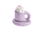Heiße Schokolade mit Schlagsahne und Marshmallows in einer lila Tasse.