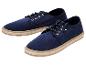Ein Paar dunkelblaue Canvas-Schnürschuhe mit Espadrille-Sohle.