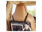 Autositz-Organizer mit Tablet und Teddybär, befestigt an einem hellbraunen Ledersitz.
