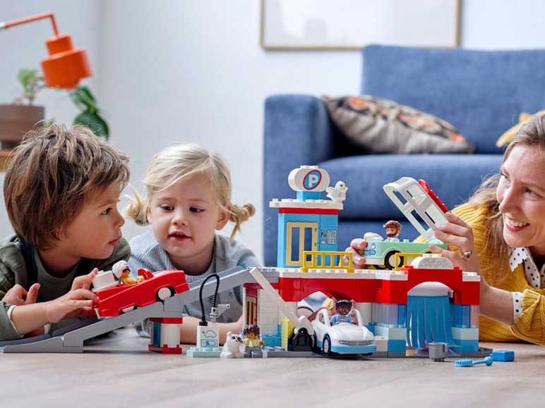 Kinder spielen mit der LEGO DUPLO Autowaschanlage und Autos.