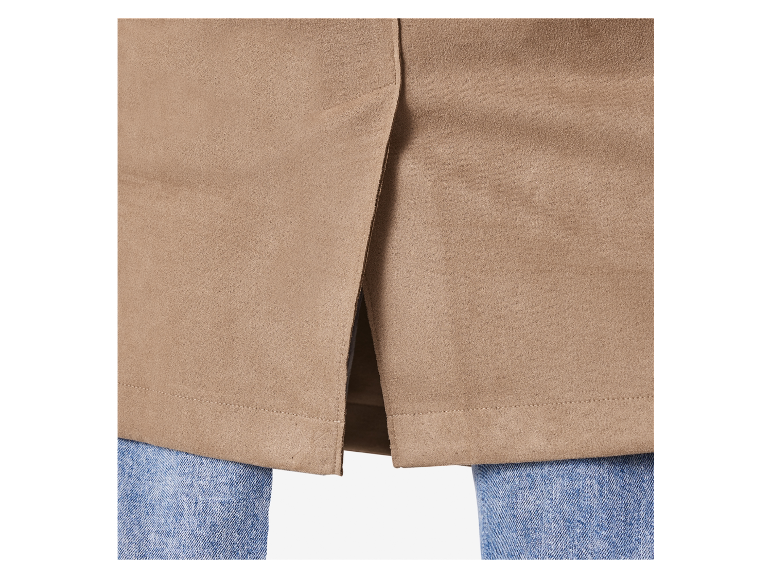 Nahaufnahme eines beigen Wildlederimitat-Rocks mit Rückenschlitz, getragen über blauen Jeans.