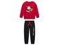 Ein roter Pullover mit Weihnachtsmann-Print und schwarze Jogginghose mit dem Schriftzug 'Team Santa'.