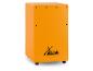 Orangefarbene X-DRUM Cajon mit schwarzen Schrauben und Füßen.
