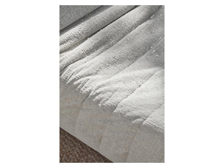 Nahaufnahme eines hellgrauen strukturierten Stoffes mit subtilen schimmernden Details, möglicherweise wasserabweisend.