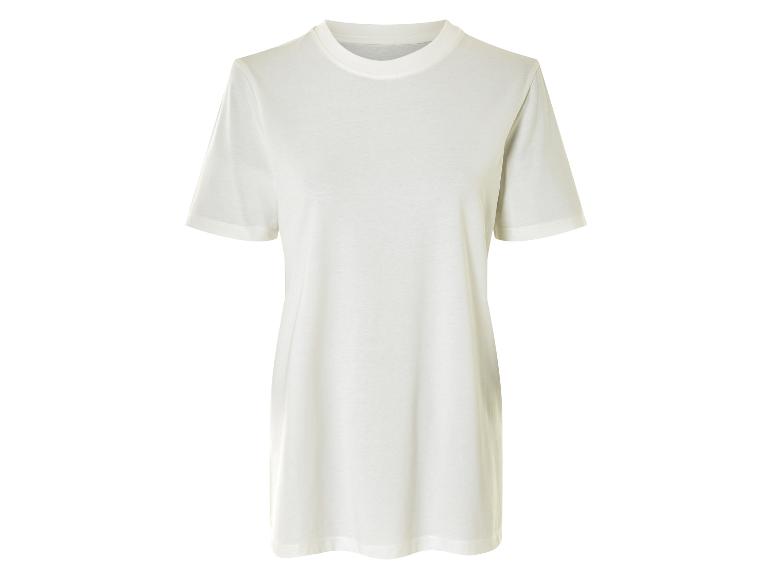 Einfaches weißes T-Shirt mit kurzen Ärmeln.