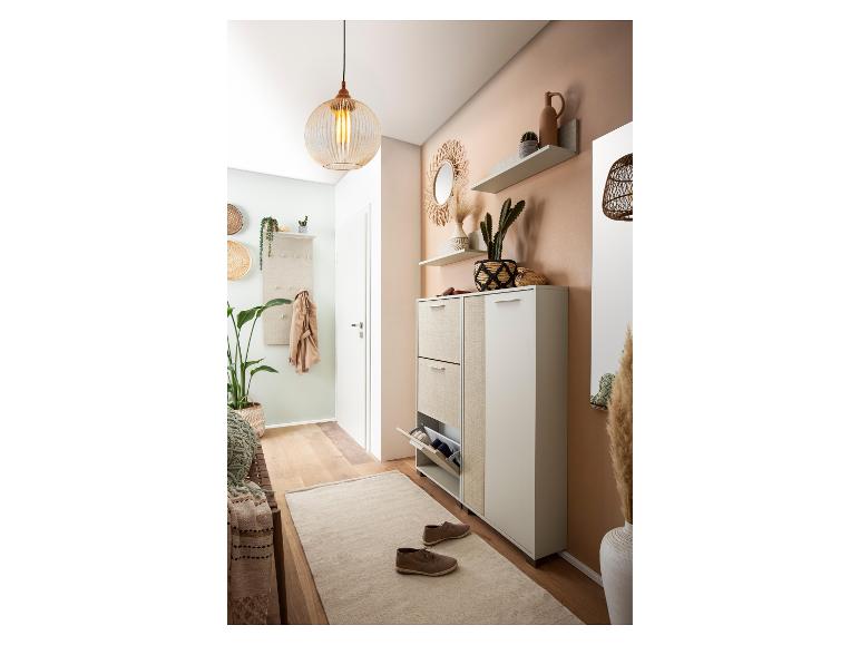 Flur mit Schuhschrank, Garderobe und Boho-Dekoration in neutralen Tönen.